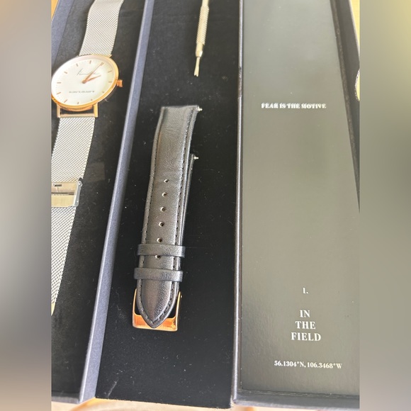 Fearmoore Watch with Two Strap options - Picture 5 of 8